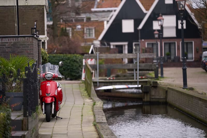 Un scooter élactrique garé devant la maison