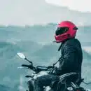 un motard avec un casque rouge