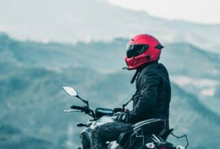 un motard avec un casque rouge