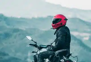 un motard avec un casque rouge