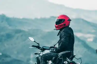 un motard avec un casque rouge