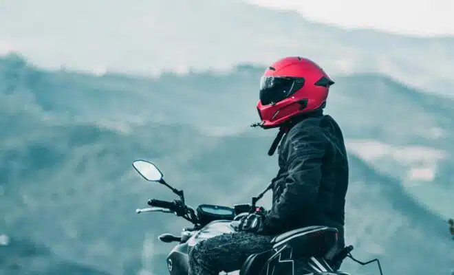 un motard avec un casque rouge